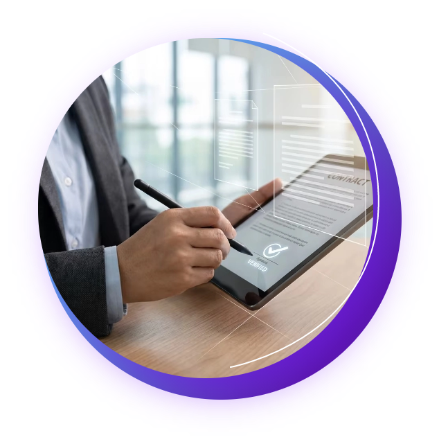 Profissional assinando um documento em um tablet com caneta digital