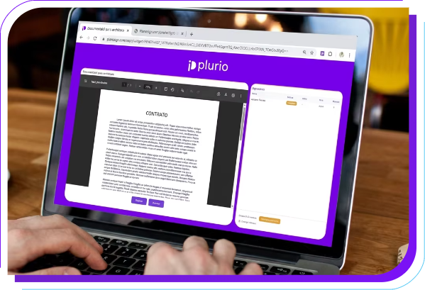 Assinatura de contrato na plataforma PlurioSign, acessada via laptop